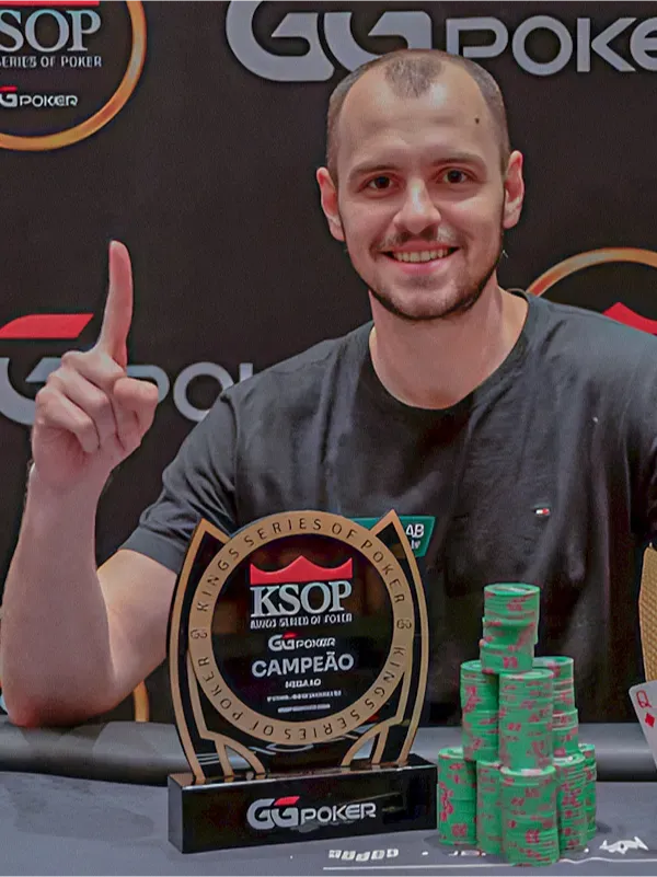 Breno Pilon com o troféu
