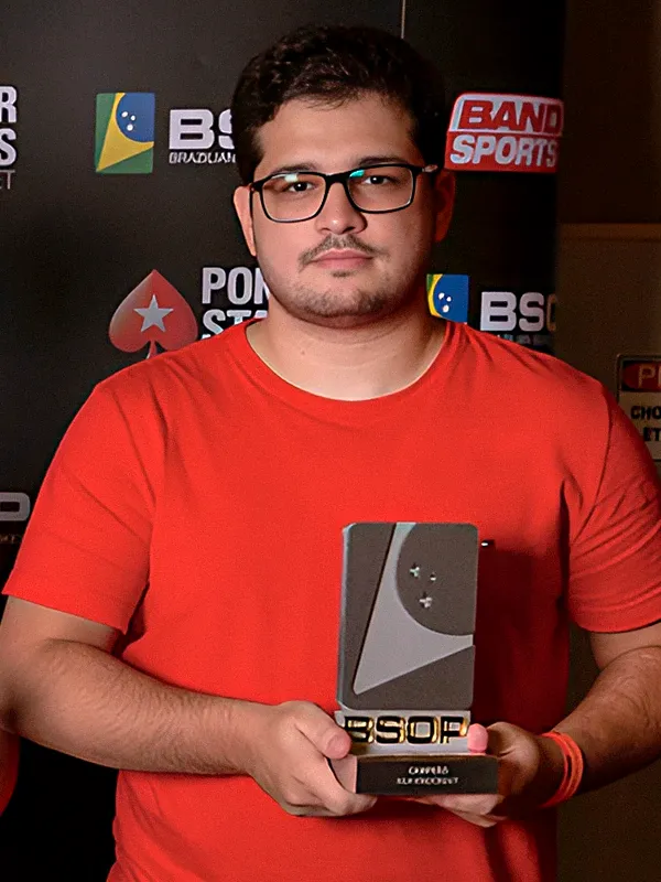 Davi Cola com o troféu
