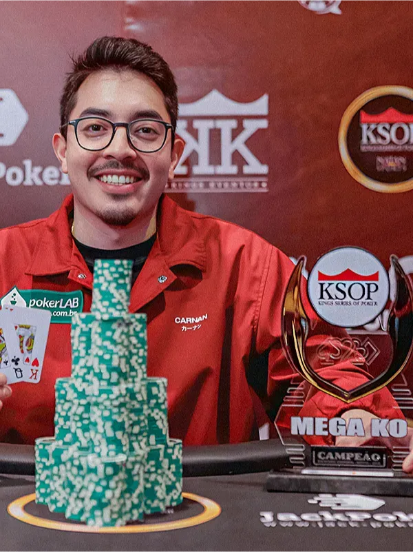 Edson Tsutsumi Jr. com o troféu