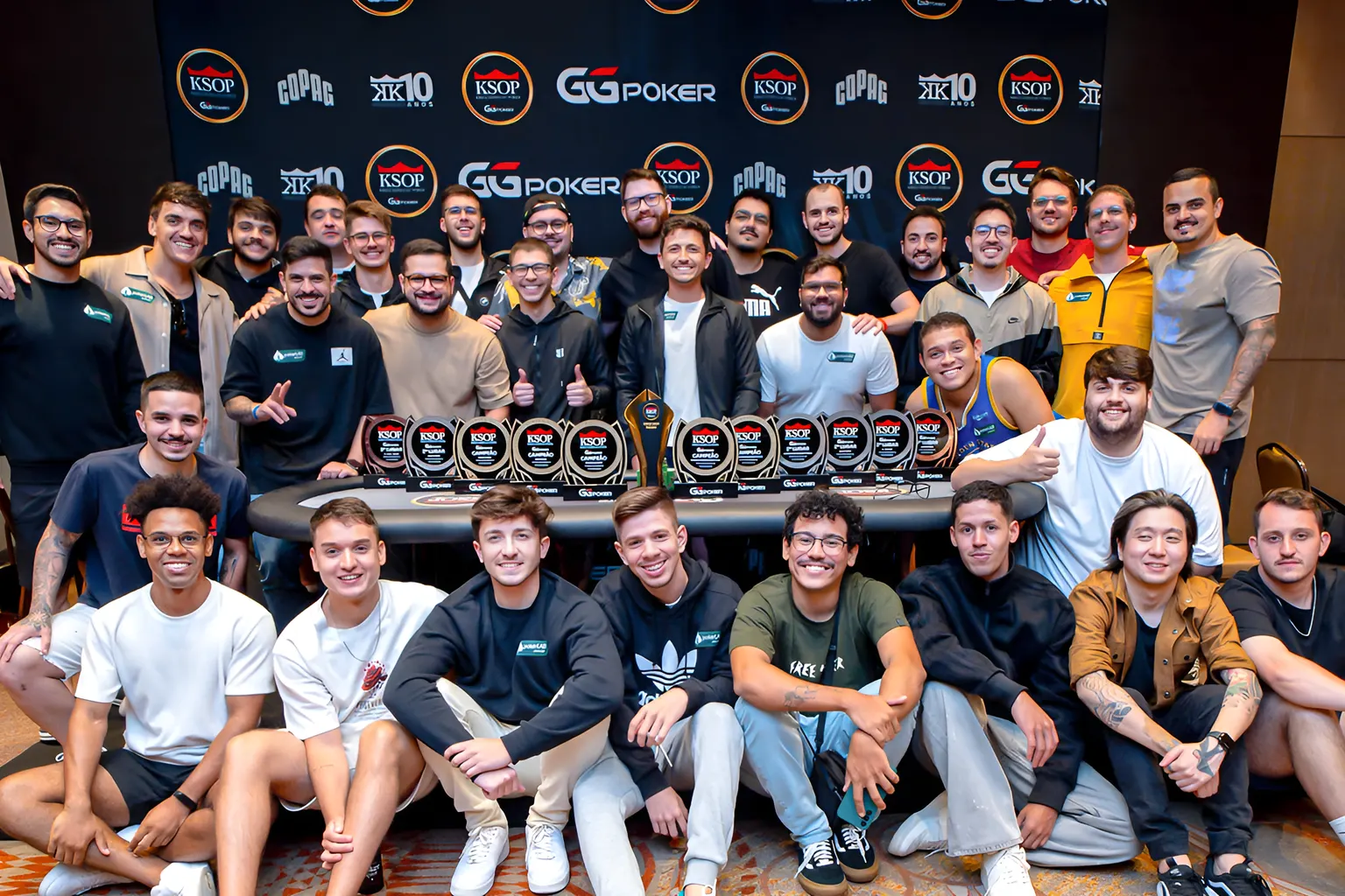 PokerLAB Team com os troféus do KSOP Premium